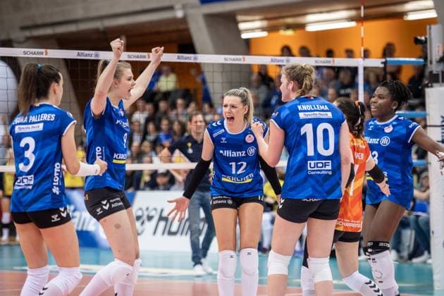 Britt Bongaerts (Allianz MTV Stuttgart, 12) - Mitte - jubelt mit Team Allianz MTV Stuttgart - SSC Palmberg Schwerin, Volleyball Bundesliga, Frauen, VBL, Saison 2023 24, Deutsche Meisterschaft Finale - Spiel 4, 24.04.2024, Stuttgart (SCHARRena), DEU GER, Allianz MTV Stuttgart - SSC Palmberg Schwerin, Volleyball, Bundesliga, easycredit VBL, Deutsche Meisterschaft Finale Spiel 4, Spielzeit 2023 2024, 24.04.2024 Stuttgart Copyright: xSandyxDinkelackerx EP_SDR