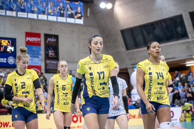 Pia Kaestner (SSC Palmberg Schwerin, 02), Nova Marring (SSC Palmberg Schwerin, 33), Tutku Burcu Yuezgenc (SSC Palmberg Schwerin, 17), verdeckt: Anna Pogany (SSC Palmberg Schwerin, 04), Jazmine White (SSC Palmberg Schwerin, 14) vlnr. Enttaeuschte Gesichter nach verlorenem ersten Satz Allianz MTV Stuttgart - SSC Palmberg Schwerin, Volleyball Bundesliga, Frauen, VBL, Saison 2023 24, Deutsche Meisterschaft Finale - Spiel 4, 24.04.2024, Stuttgart (SCHARRena), DEU GER, Allianz MTV Stuttgart - SSC Palmberg Schwerin, Volleyball, Bundesliga, easycredit VBL, Deutsche Meisterschaft Finale Spiel 4, Spielzeit 2023 2024, 24.04.2024 Stuttgart Copyright: xSandyxDinkelackerx EP_SDR