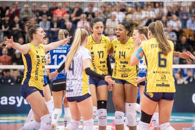 Jubelmoment fuer den SSC - Mitte Tutku Burcu Yuezgenc (SSC Palmberg Schwerin, 17) und Jazmine White (SSC Palmberg Schwerin, 14) Allianz MTV Stuttgart - SSC Palmberg Schwerin, Volleyball Bundesliga, Frauen, VBL, Saison 2023 24, Deutsche Meisterschaft Finale - Spiel 4, 24.04.2024, Stuttgart (SCHARRena), DEU GER, Allianz MTV Stuttgart - SSC Palmberg Schwerin, Volleyball, Bundesliga, easycredit VBL, Deutsche Meisterschaft Finale Spiel 4, Spielzeit 2023 2024, 24.04.2024 Stuttgart Copyright: xSandyxDinkelackerx EP_SDR