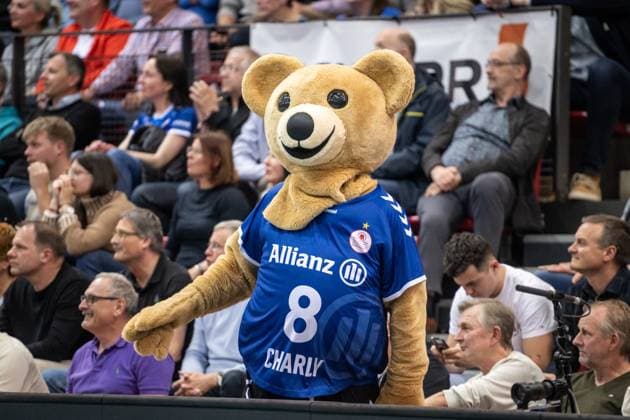 Maskottchen CHARLY aus Stuttgart Allianz MTV Stuttgart - SSC Palmberg Schwerin, Volleyball Bundesliga, Frauen, VBL, Saison 2023 24, Deutsche Meisterschaft Finale - Spiel 4, 24.04.2024, Stuttgart (SCHARRena), DEU GER, Allianz MTV Stuttgart - SSC Palmberg Schwerin, Volleyball, Bundesliga, easycredit VBL, Deutsche Meisterschaft Finale Spiel 4, Spielzeit 2023 2024, 24.04.2024 Stuttgart Copyright: xSandyxDinkelackerx EP_SDR