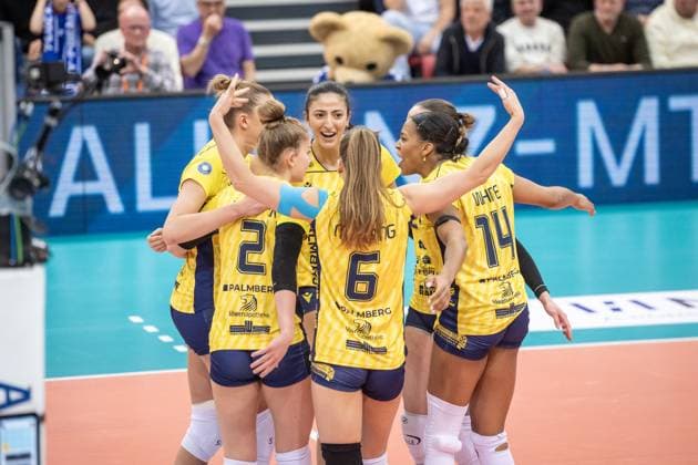 Tutku Burcu Yuezgenc (SSC Palmberg Schwerin, 17) - Mitte- und Team des SSC Palmberg Schwerin freuen sich, es gab auch Jubelmomente im Spiel gegen Stuttgart Allianz MTV Stuttgart - SSC Palmberg Schwerin, Volleyball Bundesliga, Frauen, VBL, Saison 2023 24, Deutsche Meisterschaft Finale - Spiel 4, 24.04.2024, Stuttgart (SCHARRena), DEU GER, Allianz MTV Stuttgart - SSC Palmberg Schwerin, Volleyball, Bundesliga, easycredit VBL, Deutsche Meisterschaft Finale Spiel 4, Spielzeit 2023 2024, 24.04.2024 Stuttgart Copyright: xSandyxDinkelackerx EP_SDR
