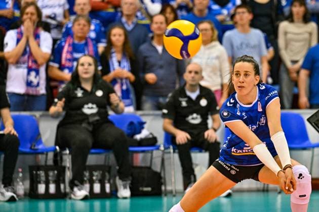 DVL PO Allianz MTV Stuttgart - SSC Palmberg Schwerin, 24.04.2024 DVL, Playoff Finale, Spiel 4, Volleyball, Damen, Saison 2023 24, Allianz MTV Stuttgart (in Blau), gegen SSC Palmberg Schwerin (in Gelb), Maria Segura Palleres, Copyright: xBEAUTIFULxSPORTS TomxBlochx