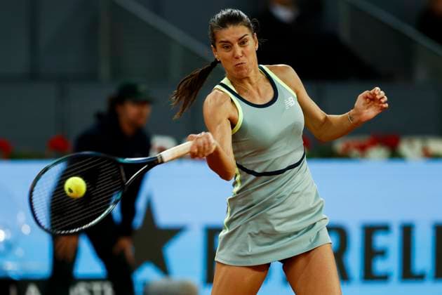 April 27, 2024, Madrid, Madrid, SPAIN: Sorana Cirstea of Romania in action against Iga Swiatek of Poland during the Mutua Madrid Open 2024, ATP, Tennis Herren Masters 1000 and WTA, Tennis Damen 1000, tournament celebrated at Caja Magica on April 27, 2024 in Madrid, Spain. Madrid SPAIN - ZUMAa181 20240427_zaa_a181_001 Copyright: xIrinaxR.xHipolitox
