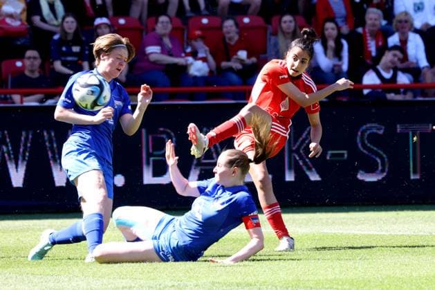 DEU, Region, Frauen, 1.FC Union vs. Hertha BSC 28.04.2024, Stadion Alte Foersterei, Berlin, DEU, Region, Frauen, 1.FC Union vs. Hertha BSC im Bild: 1:0 durch Sarah Abu Sabbah (1.FC Union Berlin 16), MARE PRANKE (Hertha BSC Frauen 16), ELINA FRIEAUFF (Hertha BSC Frauen 6) DFL - regulations prohibit any use of Photographs as image sequences and or quasi-video Foto: Juergen Engler nordphoto GmbH
