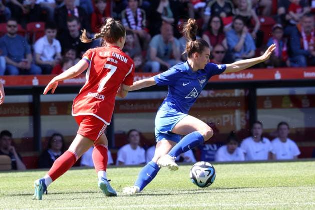 DEU, Region, Frauen, 1.FC Union vs. Hertha BSC 28.04.2024, Stadion Alte Foersterei, Berlin, DEU, Region, Frauen, 1.FC Union vs. Hertha BSC im Bild: Lisa Heiseler (1.FC Union Berlin 7), MARLEEN ROHDE (Hertha BSC Frauen 22) DFL - regulations prohibit any use of Photographs as image sequences and or quasi-video Foto: Juergen Engler nordphoto GmbH