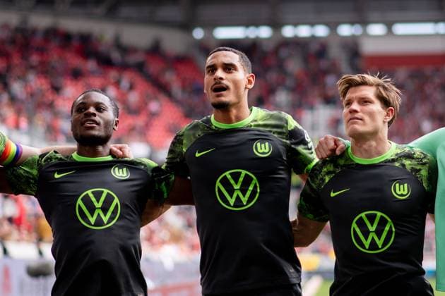 Ridle Baku (VfL Wolfsburg, 20), Maxence Lacroix (VfL Wolfsburg, 04), Kevin Behrens (VfL Wolfsburg, 17) jubeln ueber den Sieg und bedanken sich bei den Fans, GER, SC Freiburg (SCF) vs VfL Wolfsburg (WOB), Fussball Bundesliga, 31. Spieltag, Saison 2023 2024, 27.04.2024 DFB DFL regulations prohibit any use of photographs as image sequences and or quasi-video GER, SC Freiburg (SCF) vs VfL Wolfsburg (WOB), Fussball Bundesliga, 31. Spieltag, Saison 2023 2024, 27.04.2024 Freiburg Copyright: xEibner-Pressefoto Memmlerx EP_MMR