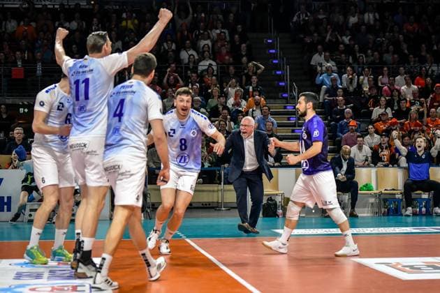 Volleyball 1.Bundesliga Herren Finale - Sp.5, Berlin Recycling Volleys vs. VfB Friedrichshafen 28.04.2024, xdanx, Volleyball 1.Bundesliga Herren Finale - Sp.5, Berlin Recycling Volleys vs. VfB Friedrichshafen, v.l.Tim Peter (VfB Friedrichshafen 4),Marcus Boehme (VfB Friedrichshafen 11),Michal Superlak (VfB Friedrichshafen 6),Aleksa Batak (VfB Friedrichshafen 8),Mark Lebedew (VfB Friedrichshafen Trainer),Nikola Pekovic (VfB Friedrichshafen 10),Jubel über Punktgewinn Berlin Max Schmeling Halle Berlin Deutschland (DEU) Copyright: xDanielxLakomskix
