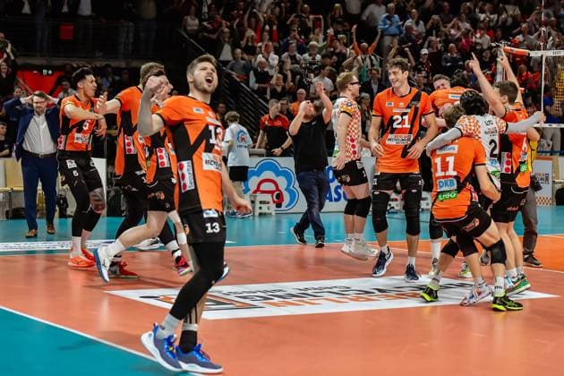 Volleyball 1.Bundesliga Herren Finale - Sp.5, Berlin Recycling Volleys vs. VfB Friedrichshafen 28.04.2024, xdanx, Volleyball 1.Bundesliga Herren Finale - Sp.5, Berlin Recycling Volleys vs. VfB Friedrichshafen, v.l. Deutscher Meister Berlin Recycling Volleys Ruben Schott (BR Volleys 13),Tobias Krick (BR Volleys 21),Cody Kessel (BR Volleys 11),Satoshi Tsuiki (BR Volleys 2),Johannes Tille (BR Volleys 6), Jubel ueber die gewonnene Meisterschaft Berlin Max Schmeling Halle Berlin Deutschland (DEU) Copyright: xDanielxLakomskix