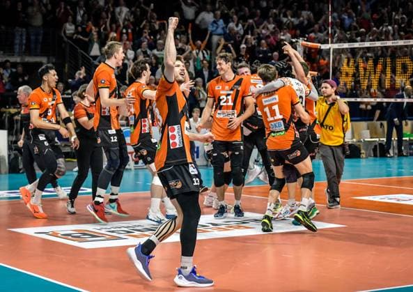 Volleyball 1.Bundesliga Herren Finale - Sp.5, Berlin Recycling Volleys vs. VfB Friedrichshafen 28.04.2024, xdanx, Volleyball 1.Bundesliga Herren Finale - Sp.5, Berlin Recycling Volleys vs. VfB Friedrichshafen, v.l. Deutscher Meister Berlin Recycling Volleys Nehemiah Mote (BR Volleys 5),Saso Stalekar (BR Volleys 12),Ruben Schott (BR Volleys 13),Tobias Krick (BR Volleys 21),Cody Kessel (BR Volleys 11), Jubel ueber die gewonnene Meisterschaft Berlin Max Schmeling Halle Berlin Deutschland (DEU) Copyright: xDanielxLakomskix