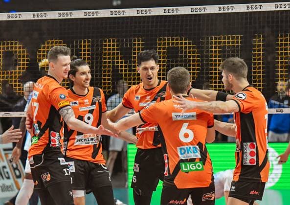 28.04.2024, xlakx, Volleyball 1.Bundesliga Herren Finale - Sp.5 emspor, Berlin Recycling Volleys vs. VfB Friedrichshafen, v.l. Marek Sotola (BR Volleys 17),Timothee Carle (BR Volleys 9),Nehemiah Mote (BR Volleys 5),Ruben Schott (BR Volleys 13),Johannes Tille (BR Volleys 6),Jubel ueber Punktgewinn, Jubel nach Spielende Berlin