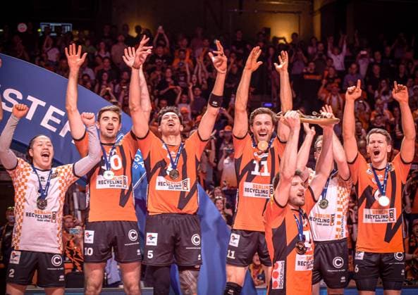 28.04.2024, xlakx, Volleyball 1.Bundesliga Herren Finale - Sp.5 emspor, Berlin Recycling Volleys vs. VfB Friedrichshafen, v.l. Satoshi Tsuiki (BR Volleys 2),Daniel Malescha (BR Volleys 10),Nehemiah Mote (BR Volleys 5),Cody Kessel (BR Volleys 11),Ruben Schott (BR Volleys 13) mir der Meisterschale in der Hand,Adam Kowalski (BR Volleys 1),Johannes Tille (BR Volleys 6),Jubel nach Spielende Berlin