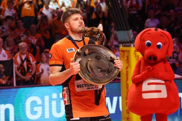 DEU, DVV, 1.VBL, BR Volleys vs. Friedrichshafen, Finale, 28.04.2024, Max-Schmeling-Halle, Berlin, DEU, DVV, 1.VBL, BR Volleys vs. Friedrichshafen, Finale, im Bild Ruben Schott (BR Volleys 13) mit dem Pokal Foto: Juergen Engler nordphoto GmbH