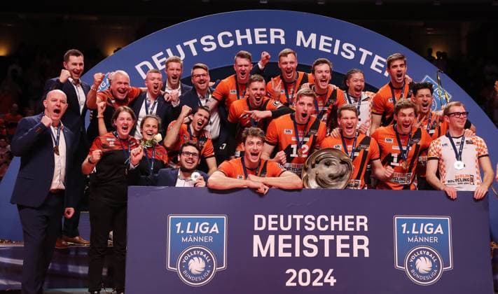 Deutscher Meister BR Volleys Mannschaftsfoto, Adam Kowalski, Satoshi Tsuiki, Robert Täht, Antti Ronkainen, Timo Tammemaa, Nehemiah Mote, Johannes Tille, Timothee Carle, Daniel Malescha, Cody Kessel, Saso Stalekar, Ruben Schott, Leon Dervisaj, Marek Sotola, Tobias Krick, Trainer Joel Banks, Co Trainer Markus Steuerwald, Manager Kaweh Niroomand Freude Emotion Jubel Volleyball Playoff Finale 5.Spiel Bundesliga Herren Saison 2023 2024 28.04.2024 BR Volleys Berlin BRV vs. VfB Friedrichshafen
