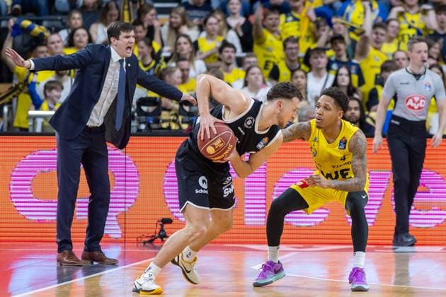 Oldenburg, Niedersachsen, DEU, 28.04.2024, Brae Ivey (Mitte, Veolia Towers Hamburg), DeWayne Russell (rechts, EWE Baskets Oldenburg) und Head Coach Pedro Calles (links, EWE Baskets Oldenburg). EWE Baskets Oldenburg vs. Veolia Towers Hamburg. 1. Basketball-Bundesliga Saison 2023 2024, 30. Spieltag, Grosse EWE Arena. EWE Baskets Oldenburg vs. Veolia Towers Hamburg
