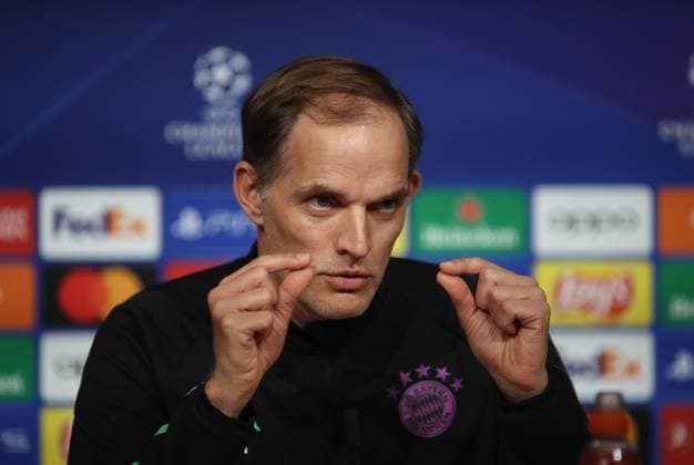 München, Deutschland 29. April 2024: Fussball, Herren, UEFA Champions League, Saison 2023 2024, FC Bayern München, Pressekonferenz Hier im Bild Thomas Tuchel, Trainer (FC Bayern München) Kopf, Portrait auf der Pressekonferenz, so ein bisschen, Geste, Handbewegung, zeigen, darstellen, Zeigefinger
