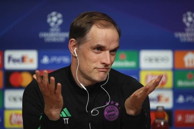 München, Deutschland 29. April 2024: Fussball, Herren, UEFA Champions League, Saison 2023 2024, FC Bayern München, Pressekonferenz Hier im Bild Thomas Tuchel, Trainer (FC Bayern München) Kopf, Portrait auf der Pressekonferenz, beide Handflächen, fragend, entscheiden