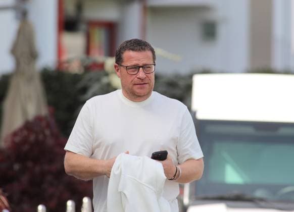 München, Deutschland 29. April 2024: Fussball, Herren, Saison 2023 2024, FC Bayern München, Säbener Strasse, Trainingsgelände, Abschlusstraining, Champions League Max Eberl, Sportvorstand (FC Bayern München) Kopf, Oberkörper mit Handy in der Hand