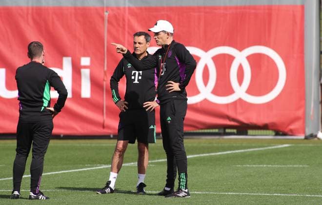 München, Deutschland 29. April 2024: Fussball, Herren, Saison 2023 2024, FC Bayern München, Säbener Strasse, Trainingsgelände, Abschlusstraining, Champions League Thomas Tuchel, Trainer (FC Bayern München) hebt den rechten Arm, zeigen, deuten, Zeigefinger