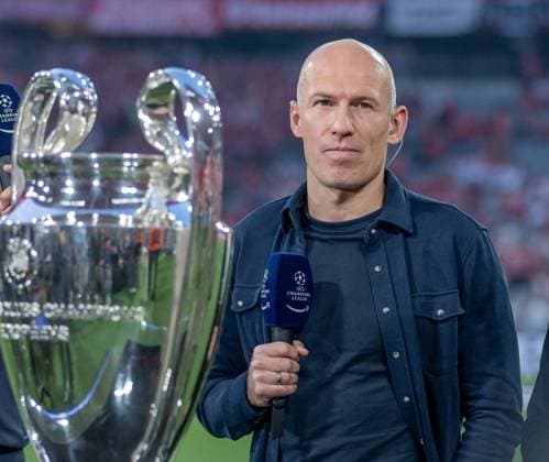 Der ehemalige Real - und langjaehrige Bayern - Spieler Arjen Robben hinter dem Champions League - Pokal. GER, FC Bayern Muenchen vs. Real Madrid CF, Fussball, Champions League, Halbfinale, Hinspiel, Spielzeit 2023 2024, 30.04.2024. (DFL DFB REGULATIONS PROHIBIT ANY USE OF PHOTOGRAPHS as IMAGE SEQUENCES and or QUASI-VIDEO). GER, FC Bayern Muenchen vs. Real Madrid CF, Fussball, Champions League, Halbfinale, Hinspiel, Spielzeit 2023 2024, 30.04.2024. Muenchen Copyright: xEibner-Pressefoto HeikexFeinerx EP_HFR