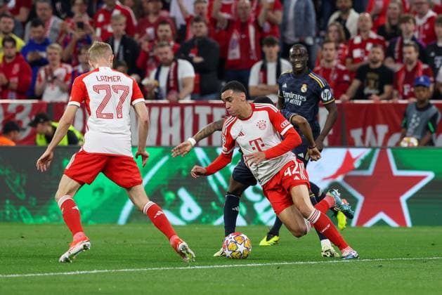 im Zweikampf, Aktion, mit Konrad Laimer 27 (FC Bayern Muenchen), Jamal Musiala 42 (FC Bayern Muenchen), Rodrygo 11 (Real Madrid), FC Bayern Muenchen vs. Real Madrid, Champions League, Fussball, Halbfinale, Hinspiel, 30.04.2024 Muenchen Bayern Deutschland