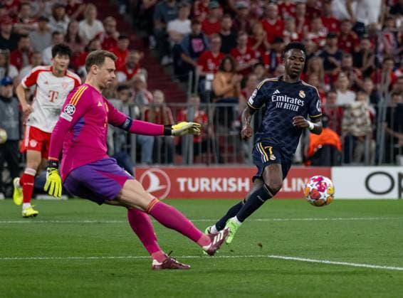 Manuel Neuer (Torwart, FC Bayern Muenchen, 1) vor Vinicius Paixao de Oliveira Junior (Real Madrid CF, 7) am Ball. GER, FC Bayern Muenchen vs. Real Madrid CF, Fussball, Champions League, Halbfinale, Hinspiel, Spielzeit 2023 2024, 30.04.2024. (DFL DFB REGULATIONS PROHIBIT ANY USE OF PHOTOGRAPHS as IMAGE SEQUENCES and or QUASI-VIDEO). GER, FC Bayern Muenchen vs. Real Madrid CF, Fussball, Champions League, Halbfinale, Hinspiel, Spielzeit 2023 2024, 30.04.2024. Muenchen Copyright: xEibner-Pressefoto HeikexFeinerx EP_HFR