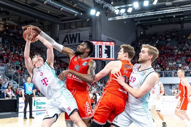 Sport Bilder des Tages Harald Frey (Telekom Baskets Bonn, 05), EJ Onu (Bamberg Baskets, 35), Patrick Heckmann (Bamberg Baskets, 33), Till Pape (Telekom Baskets Bonn, 19), Bamberg Baskets vs. Telekom Baskets Bonn, Basketball, easyCredit BBL, 31. Spieltag, 30.04.2024 Bamberg Baskets vs. Telekom Baskets Bonn, Basketball, easyCredit BBL, 31. Spieltag, 30.04.2024 Bamberg Copyright: xEibner-Pressefoto G.xSantemizx EP_EER