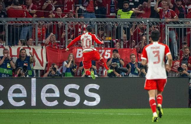 Fussball, Herren, Saison 2023 2024, Champions League (Halbfinale, Hinspiel), FC Bayern München - Real Madrid, v. l. Leroy Sane (FC Bayern München), Min-jae Kim (FC Bayern München), Jubel nach Tor zum 1:1, 30.04.2024, Copyright: xMatthiasxKochx