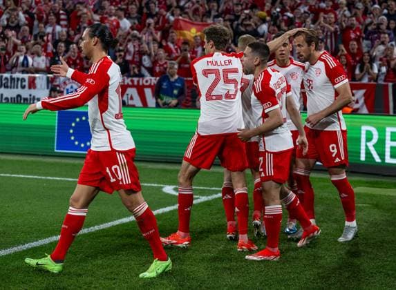 Konrad Laimer (FC Bayern Muenchen, 27), Thomas Mueller (FC Bayern Muenchen, 25), Leroy Sane (FC Bayern Muenchen, 10), Jamal Musiala (FC Bayern Muenchen, 42) und Raphael Guerreiro (FC Bayern Muenchen, 22) bejubeln mit Harry Kane (FC Bayern Muenchen, 9) dessen Tor zum 2:1 per Elfmeter. GER, FC Bayern Muenchen vs. Real Madrid CF, Fussball, Champions League, Halbfinale, Hinspiel, Spielzeit 2023 2024, 30.04.2024. (DFL DFB REGULATIONS PROHIBIT ANY USE OF PHOTOGRAPHS as IMAGE SEQUENCES and or QUASI-VIDEO). GER, FC Bayern Muenchen vs. Real Madrid CF, Fussball, Champions League, Halbfinale, Hinspiel, Spielzeit 2023 2024, 30.04.2024. Muenchen Copyright: xEibner-Pressefoto HeikexFeinerx EP_HFR