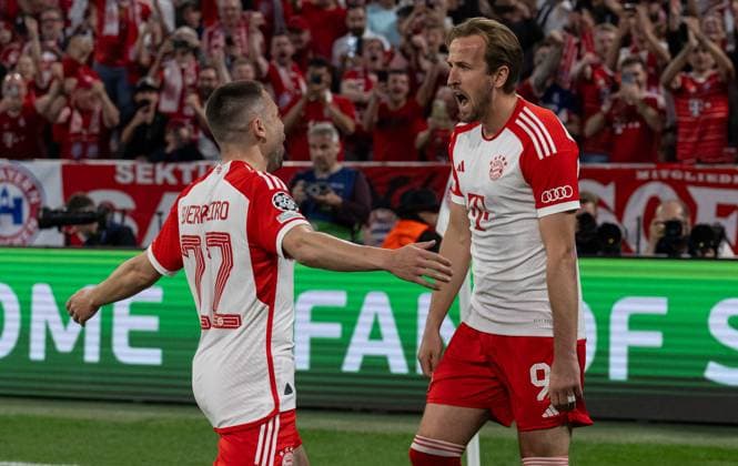 Raphael Guerreiro (FC Bayern Muenchen, 22) bejubelt mit Harry Kane (FC Bayern Muenchen, 9) dessen Elfmeter - Tor zum 2:1. GER, FC Bayern Muenchen vs. Real Madrid CF, Fussball, Champions League, Halbfinale, Hinspiel, Spielzeit 2023 2024, 30.04.2024. (DFL DFB REGULATIONS PROHIBIT ANY USE OF PHOTOGRAPHS as IMAGE SEQUENCES and or QUASI-VIDEO). GER, FC Bayern Muenchen vs. Real Madrid CF, Fussball, Champions League, Halbfinale, Hinspiel, Spielzeit 2023 2024, 30.04.2024. Muenchen Copyright: xEibner-Pressefoto HeikexFeinerx EP_HFR