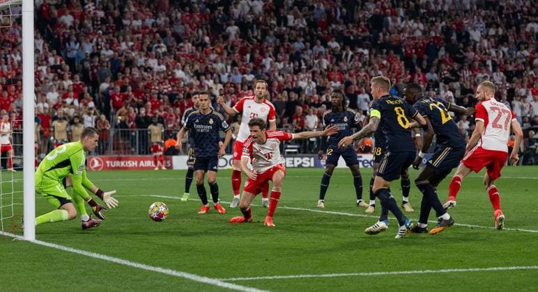 Thomas Mueller (FC Bayern Muenchen, 25) verpasst vor dem Tor von Andriy Lunin (Torwart Goalkeeper, Real Madrid CF, 13). GER, FC Bayern Muenchen vs. Real Madrid CF, Fussball, Champions League, Halbfinale, Hinspiel, Spielzeit 2023 2024, 30.04.2024. (DFL DFB REGULATIONS PROHIBIT ANY USE OF PHOTOGRAPHS as IMAGE SEQUENCES and or QUASI-VIDEO). GER, FC Bayern Muenchen vs. Real Madrid CF, Fussball, Champions League, Halbfinale, Hinspiel, Spielzeit 2023 2024, 30.04.2024. Muenchen Copyright: xEibner-Pressefoto HeikexFeinerx EP_HFR