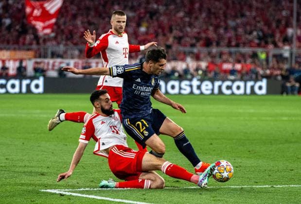Fussball, Herren, Saison 2023 2024, Champions League (Halbfinale, Hinspiel), FC Bayern München - Real Madrid, v. l. Nouassir Mazraoui (FC Bayern München), Brahim Diaz (Real Madrid), hinten Eric Dier (FC Bayern München), 30.04.2024, Copyright: xMatthiasxKochx