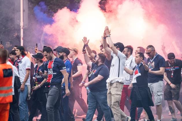 GER, UEFA Champions League, Halbfinale Hinspiel, Borussia Dortmund vs Paris Saint-Germain 01.05.2024, Signal Iduna Park, Dortmund, GER, UEFA Champions League, Halbfinale Hinspiel, Borussia Dortmund vs Paris Saint-Germain Im Bild: Fans von Paris Saint-Germain auf dem Weg zum Stadion, Polizei, Pyrotechnik, Feuerwerk