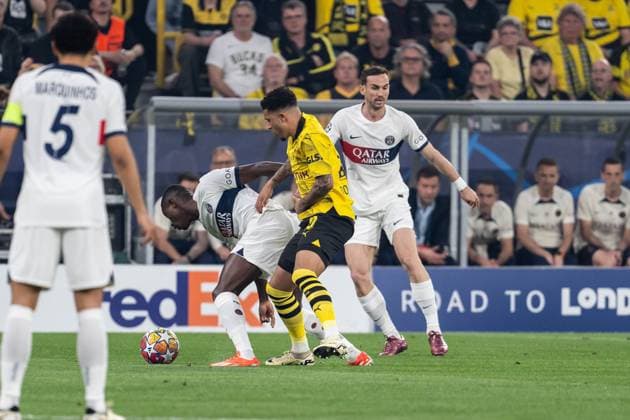 GER, UEFA Champions League, Halbfinale Hinspiel, Borussia Dortmund vs Paris Saint-Germain 01.05.2024, Signal Iduna Park, Dortmund, GER, UEFA Champions League, Halbfinale Hinspiel, Borussia Dortmund vs Paris Saint-Germain Im Bild: Zweikampf zwischen Nuno Mendes (Paris Saint-Germain, 25) und Jadon Sancho (BV Borussia Dortmund, 10)