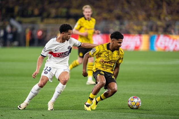 GER, UEFA Champions League, Halbfinale Hinspiel, Borussia Dortmund vs Paris Saint-Germain 01.05.2024, Signal Iduna Park, Dortmund, GER, UEFA Champions League, Halbfinale Hinspiel, Borussia Dortmund vs Paris Saint-Germain Im Bild: Zweikampf zwischen Ian Maatsen (BV Borussia Dortmund, 22); Ganzkörper Ganzkoerper ; Ball am Fuss; Warren Zaire-Emery (Paris Saint-Germain, 33)