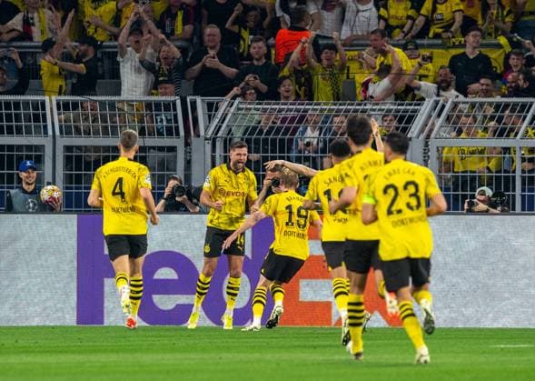Fussball, Herren, Saison 2023 2024, Champions League (Halbfinale, Hinspiel), Borussia Dortmund - Paris Saint-Germain, v. l. Nico Schlotterbeck (Borussia Dortmund) , Niclas Füllkrug (Borussia Dortmund), Julian Brandt (Borussia Dortmund), Jubel nach Tor zum 1:0, 01.05.2024, Copyright: xSebastianxRäppold MatthiasxKochx