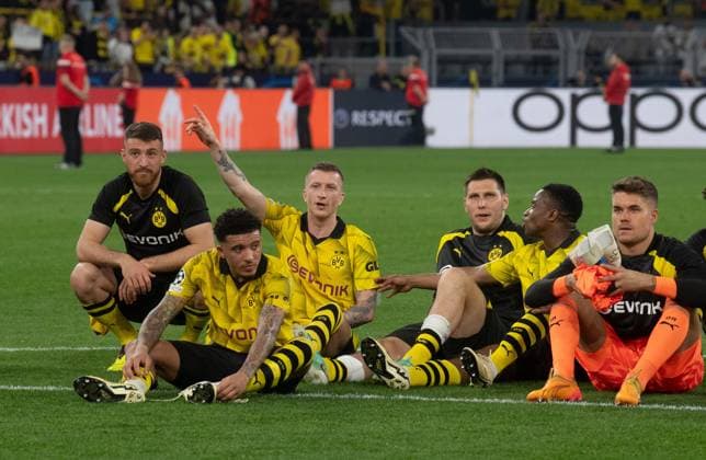 Fussball, Herren, Saison 2023 2024, Champions League (Halbfinale, Hinspiel), Borussia Dortmund - Paris Saint-Germain, v. l. Salih Özcan (Borussia Dortmund), Jadon Sancho (Borussia Dortmund), Marco Reus (Borussia Dortmund), Niklas Süle (Borussia Dortmund), Youssoufa Moukoko (Borussia Dortmund), Torwart Alexander Meyer (Borussia Dortmund), Jubel nach dem Abpfiff, 01.05.2024, Copyright: xSebastianxRäppold MatthiasxKochx