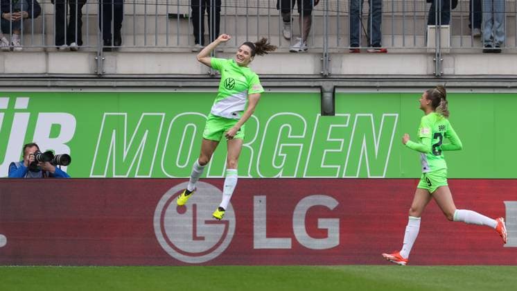 v.li.: Torschützin Dominique Janssen (VfL Wolfsburg, 6) mit Torjubel, Jubel, jubeln, jubelt, optimistisch, Spielszene, Highlight, Freude über das Tor zum 1:0, DIE DFB-RICHTLINIEN UNTERSAGEN JEGLICHE NUTZUNG VON FOTOS ALS SEQUENZBILDER UND ODER VIDEOÄHNLICHE FOTOSTRECKEN. DFB REGULATIONS PROHIBIT ANY USE OF PHOTOGRAPHS AS IMAGE SEQUENCES AND OR QUASI-VIDEO., 03.05.2024, Wolfsburg (Deutschland), Fussball, Google Pixel Frauen-Bundesliga, VfL Wolfsburg - 1. FC Köln