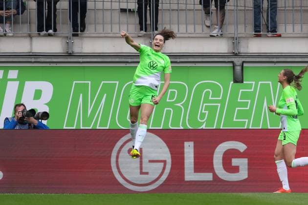 v.li.: Torschützin Dominique Janssen (VfL Wolfsburg, 6) mit Torjubel, Jubel, jubeln, jubelt, optimistisch, Spielszene, Highlight, Freude über das Tor zum 1:0, DIE DFB-RICHTLINIEN UNTERSAGEN JEGLICHE NUTZUNG VON FOTOS ALS SEQUENZBILDER UND ODER VIDEOÄHNLICHE FOTOSTRECKEN. DFB REGULATIONS PROHIBIT ANY USE OF PHOTOGRAPHS AS IMAGE SEQUENCES AND OR QUASI-VIDEO., 03.05.2024, Wolfsburg (Deutschland), Fussball, Google Pixel Frauen-Bundesliga, VfL Wolfsburg - 1. FC Köln