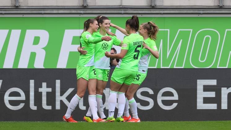 v.li.: Spielerinnen vom VfL Wolfsburg mit Torjubel, Jubel, jubeln, jubelt, optimistisch, Spielszene, Highlight, Freude über das Tor zum 1:0, DIE DFB-RICHTLINIEN UNTERSAGEN JEGLICHE NUTZUNG VON FOTOS ALS SEQUENZBILDER UND ODER VIDEOÄHNLICHE FOTOSTRECKEN. DFB REGULATIONS PROHIBIT ANY USE OF PHOTOGRAPHS AS IMAGE SEQUENCES AND OR QUASI-VIDEO., 03.05.2024, Wolfsburg (Deutschland), Fussball, Google Pixel Frauen-Bundesliga, VfL Wolfsburg - 1. FC Köln