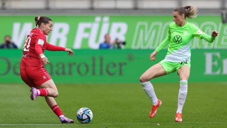 v.li.: Carlotta Wamser (1. FC Köln, 30) und Jule Brand (VfL Wolfsburg, 29) im Zweikampf, Duell, Dynamik, Aktion, Action, Spielszene, DIE DFB-RICHTLINIEN UNTERSAGEN JEGLICHE NUTZUNG VON FOTOS ALS SEQUENZBILDER UND ODER VIDEOÄHNLICHE FOTOSTRECKEN. DFB REGULATIONS PROHIBIT ANY USE OF PHOTOGRAPHS AS IMAGE SEQUENCES AND OR QUASI-VIDEO., 03.05.2024, Wolfsburg (Deutschland), Fussball, Google Pixel Frauen-Bundesliga, VfL Wolfsburg - 1. FC Köln