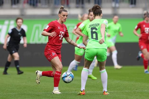 v.li.: Selina Cerci (1. FC Köln, 29) und Dominique Janssen (VfL Wolfsburg, 6) im Zweikampf, Duell, Dynamik, Aktion, Action, Spielszene, DIE DFB-RICHTLINIEN UNTERSAGEN JEGLICHE NUTZUNG VON FOTOS ALS SEQUENZBILDER UND ODER VIDEOÄHNLICHE FOTOSTRECKEN. DFB REGULATIONS PROHIBIT ANY USE OF PHOTOGRAPHS AS IMAGE SEQUENCES AND OR QUASI-VIDEO., 03.05.2024, Wolfsburg (Deutschland), Fussball, Google Pixel Frauen-Bundesliga, VfL Wolfsburg - 1. FC Köln