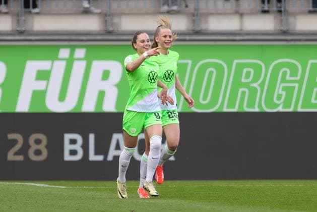 v.li.: Torschützin Ewa Pajor (VfL Wolfsburg, 9) und Vivien Endemann (VfL Wolfsburg, 25) mit Torjubel, Jubel, jubeln, jubelt, optimistisch, Spielszene, Highlight, Freude über das Tor zum 2:0, DIE DFB-RICHTLINIEN UNTERSAGEN JEGLICHE NUTZUNG VON FOTOS ALS SEQUENZBILDER UND ODER VIDEOÄHNLICHE FOTOSTRECKEN. DFB REGULATIONS PROHIBIT ANY USE OF PHOTOGRAPHS AS IMAGE SEQUENCES AND OR QUASI-VIDEO., 03.05.2024, Wolfsburg (Deutschland), Fussball, Google Pixel Frauen-Bundesliga, VfL Wolfsburg - 1. FC Köln
