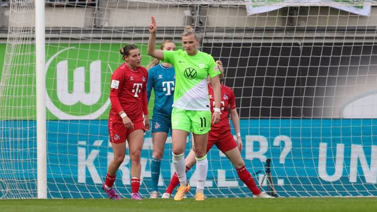 v.li.: Torschützin Alexandra Popp (Alex Popp, VfL Wolfsburg, 11) mit Torjubel, Jubel, jubeln, jubelt, optimistisch, Spielszene, Highlight, Freude über das Tor zum 4:0, DIE DFB-RICHTLINIEN UNTERSAGEN JEGLICHE NUTZUNG VON FOTOS ALS SEQUENZBILDER UND ODER VIDEOÄHNLICHE FOTOSTRECKEN. DFB REGULATIONS PROHIBIT ANY USE OF PHOTOGRAPHS AS IMAGE SEQUENCES AND OR QUASI-VIDEO., 03.05.2024, Wolfsburg (Deutschland), Fussball, Google Pixel Frauen-Bundesliga, VfL Wolfsburg - 1. FC Köln