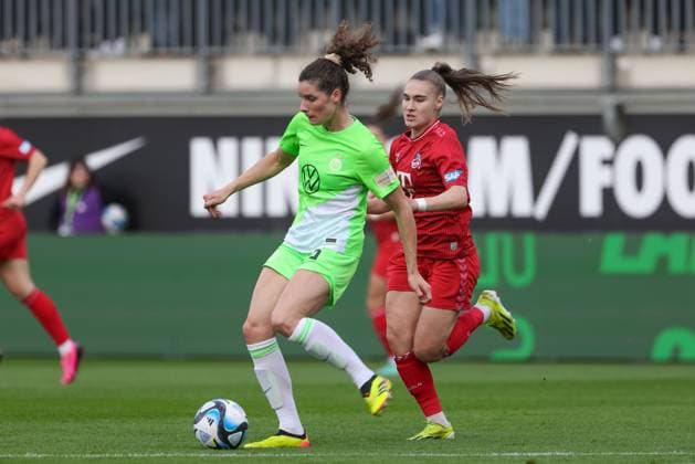 v.li.: Dominique Janssen (VfL Wolfsburg, 6) und Alena Bienz (1. FC Köln, 11) im Zweikampf, Duell, Dynamik, Aktion, Action, Spielszene, DIE DFB-RICHTLINIEN UNTERSAGEN JEGLICHE NUTZUNG VON FOTOS ALS SEQUENZBILDER UND ODER VIDEOÄHNLICHE FOTOSTRECKEN. DFB REGULATIONS PROHIBIT ANY USE OF PHOTOGRAPHS AS IMAGE SEQUENCES AND OR QUASI-VIDEO., 03.05.2024, Wolfsburg (Deutschland), Fussball, Google Pixel Frauen-Bundesliga, VfL Wolfsburg - 1. FC Köln