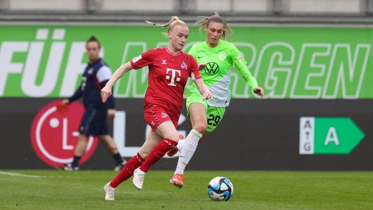 v.li.: Anna Gerhardt (1. FC Köln, 21) und Jule Brand (VfL Wolfsburg, 29) im Zweikampf, Duell, Dynamik, Aktion, Action, Spielszene, DIE DFB-RICHTLINIEN UNTERSAGEN JEGLICHE NUTZUNG VON FOTOS ALS SEQUENZBILDER UND ODER VIDEOÄHNLICHE FOTOSTRECKEN. DFB REGULATIONS PROHIBIT ANY USE OF PHOTOGRAPHS AS IMAGE SEQUENCES AND OR QUASI-VIDEO., 03.05.2024, Wolfsburg (Deutschland), Fussball, Google Pixel Frauen-Bundesliga, VfL Wolfsburg - 1. FC Köln