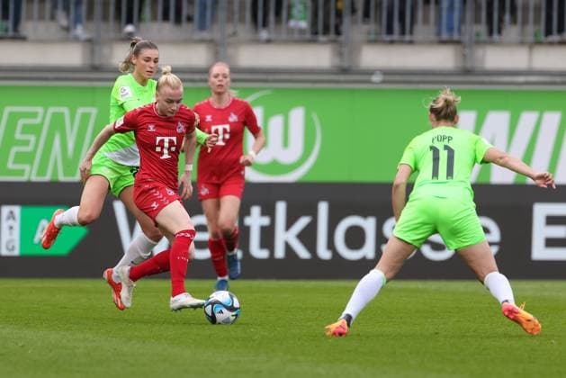v.li.: Jule Brand (VfL Wolfsburg, 29), Anna Gerhardt (1. FC Köln, 21) und Alexandra Popp (Alex Popp, VfL Wolfsburg, 11) im Zweikampf, Duell, Dynamik, Aktion, Action, Spielszene, DIE DFB-RICHTLINIEN UNTERSAGEN JEGLICHE NUTZUNG VON FOTOS ALS SEQUENZBILDER UND ODER VIDEOÄHNLICHE FOTOSTRECKEN. DFB REGULATIONS PROHIBIT ANY USE OF PHOTOGRAPHS AS IMAGE SEQUENCES AND OR QUASI-VIDEO., 03.05.2024, Wolfsburg (Deutschland), Fussball, Google Pixel Frauen-Bundesliga, VfL Wolfsburg - 1. FC Köln