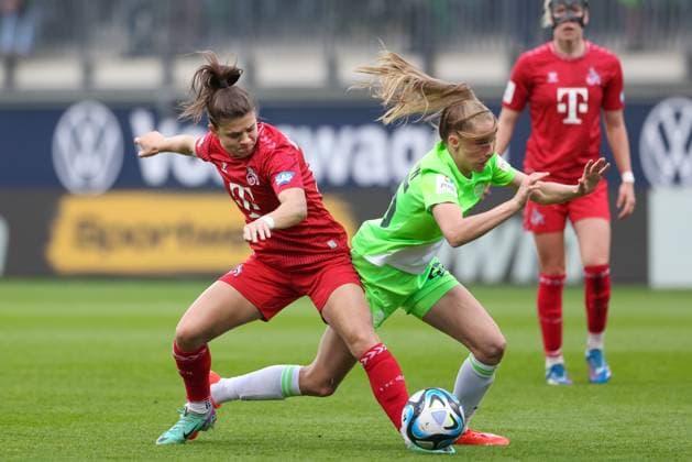 v.li.: Martyna Wiankowska (1. FC Köln, 26) und Vivien Endemann (VfL Wolfsburg, 25) im Zweikampf, Duell, Dynamik, Aktion, Action, Spielszene, DIE DFB-RICHTLINIEN UNTERSAGEN JEGLICHE NUTZUNG VON FOTOS ALS SEQUENZBILDER UND ODER VIDEOÄHNLICHE FOTOSTRECKEN. DFB REGULATIONS PROHIBIT ANY USE OF PHOTOGRAPHS AS IMAGE SEQUENCES AND OR QUASI-VIDEO., 03.05.2024, Wolfsburg (Deutschland), Fussball, Google Pixel Frauen-Bundesliga, VfL Wolfsburg - 1. FC Köln