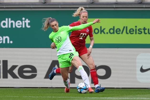 v.li.: Jule Brand (VfL Wolfsburg, 29) und Janina Hechler (1. FC Köln, 28) im Zweikampf, Duell, Dynamik, Aktion, Action, Spielszene, DIE DFB-RICHTLINIEN UNTERSAGEN JEGLICHE NUTZUNG VON FOTOS ALS SEQUENZBILDER UND ODER VIDEOÄHNLICHE FOTOSTRECKEN. DFB REGULATIONS PROHIBIT ANY USE OF PHOTOGRAPHS AS IMAGE SEQUENCES AND OR QUASI-VIDEO., 03.05.2024, Wolfsburg (Deutschland), Fussball, Google Pixel Frauen-Bundesliga, VfL Wolfsburg - 1. FC Köln