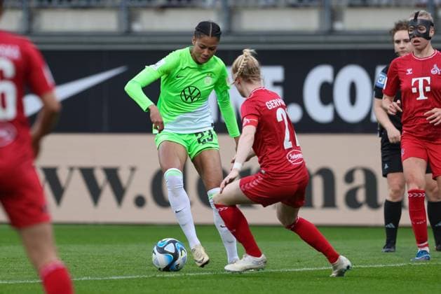 v.li.: Sveindis Jonsdottir (VfL Wolfsburg, 23) und Anna Gerhardt (1. FC Köln, 21) im Zweikampf, Duell, Dynamik, Aktion, Action, Spielszene, DIE DFB-RICHTLINIEN UNTERSAGEN JEGLICHE NUTZUNG VON FOTOS ALS SEQUENZBILDER UND ODER VIDEOÄHNLICHE FOTOSTRECKEN. DFB REGULATIONS PROHIBIT ANY USE OF PHOTOGRAPHS AS IMAGE SEQUENCES AND OR QUASI-VIDEO., 03.05.2024, Wolfsburg (Deutschland), Fussball, Google Pixel Frauen-Bundesliga, VfL Wolfsburg - 1. FC Köln