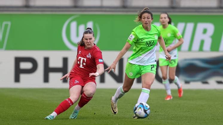 v.li.: Adriana Achcinska (1. FC Köln, 9) und Chantal Hagel (VfL Wolfsburg, 7) im Zweikampf, Duell, Dynamik, Aktion, Action, Spielszene, DIE DFB-RICHTLINIEN UNTERSAGEN JEGLICHE NUTZUNG VON FOTOS ALS SEQUENZBILDER UND ODER VIDEOÄHNLICHE FOTOSTRECKEN. DFB REGULATIONS PROHIBIT ANY USE OF PHOTOGRAPHS AS IMAGE SEQUENCES AND OR QUASI-VIDEO., 03.05.2024, Wolfsburg (Deutschland), Fussball, Google Pixel Frauen-Bundesliga, VfL Wolfsburg - 1. FC Köln
